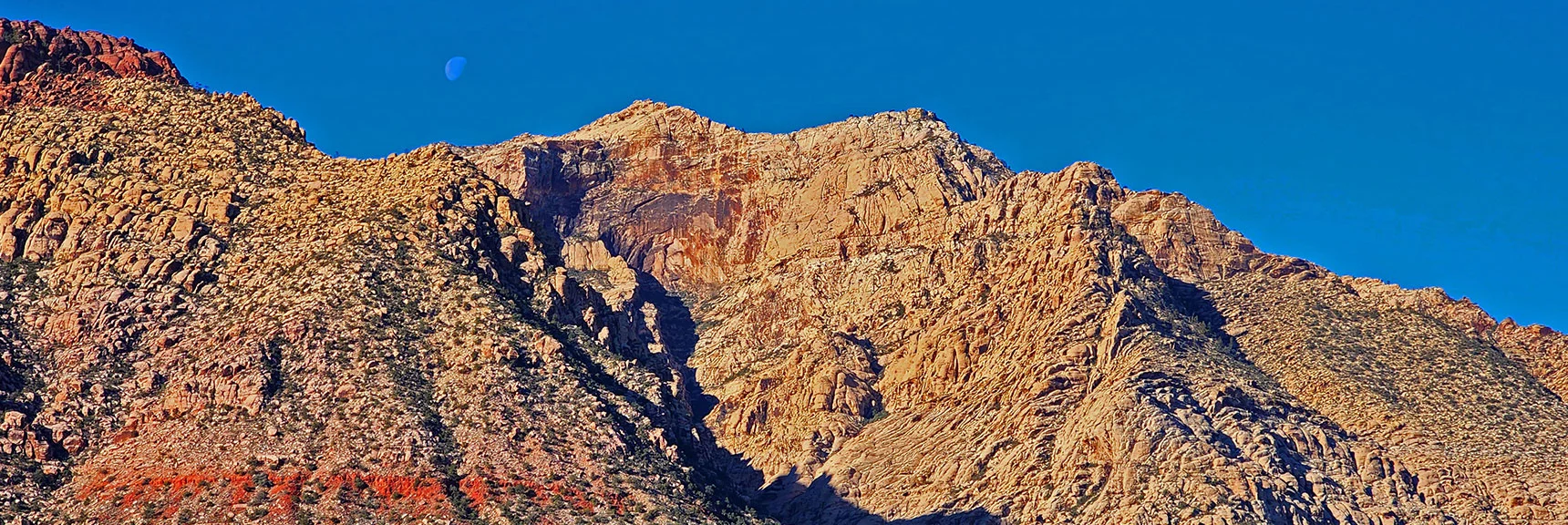 Buffalo Wall Towers Over Ice Box Canyon | Grand Circle Loop | Red Rock Canyon National Conservation Area, Nevada